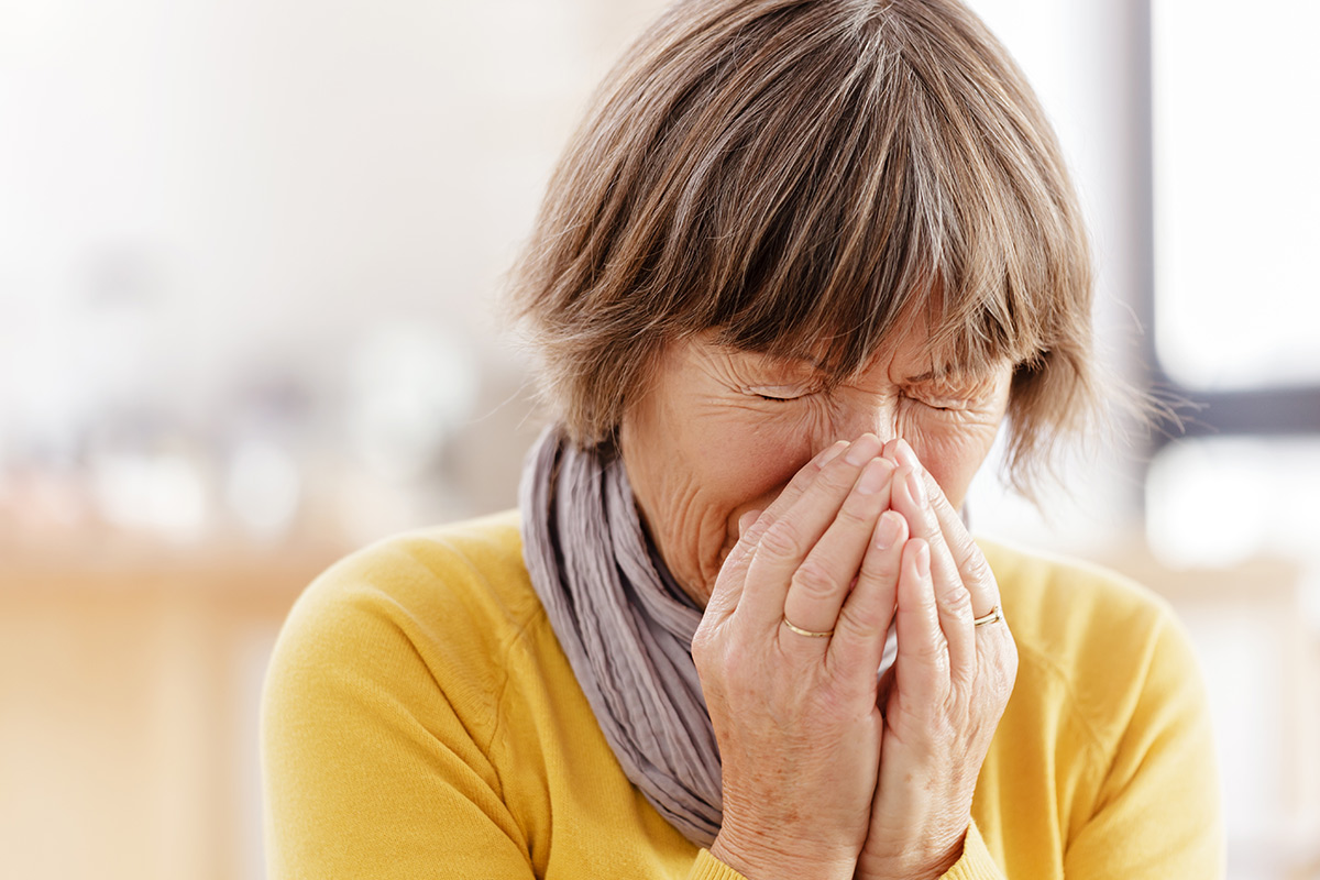 Common cold. Простуда у пожилых. Женщина кашляет. Пожилая пыль. Manage your Allergies.