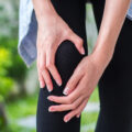 women knee ache from arthritis